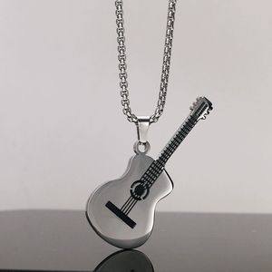 Collier avec pendentif en forme de guitare acoustique classique en acier inoxydable pour les amateurs de musique - Product Image 5