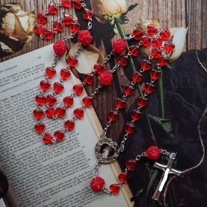 Vente en gros de bijoux religieux, chapelet catholique, perles en acrylique en forme de cœur avec fleur de rose rouge - Product Image 6