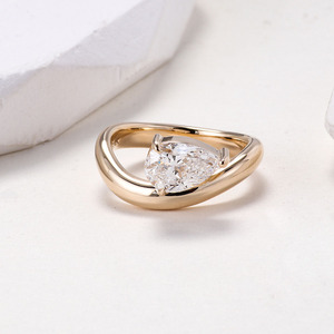 Anillo de compromiso de vástago trenzado de oro de 18 quilates con diamante de laboratorio de corte de pera certificado GIA respetuoso con el medio ambiente al por mayor - Product Image 2