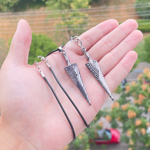 Collier et porte-clés en alliage, 2 modèles, en forme de clou torsadé cannelé affûté, pour les fans de Game Knight, idéal comme cadeau - Product Image 2