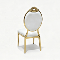 Chaise de mariage en acier inoxydable doré avec dossier sculpté en forme de couronne et médaillon ovale, revêtement en cuir blanc pour banquet