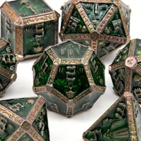 Sept dés en métal de magicien vert cuivre ouvrent la porte au monde du jeu de société magique