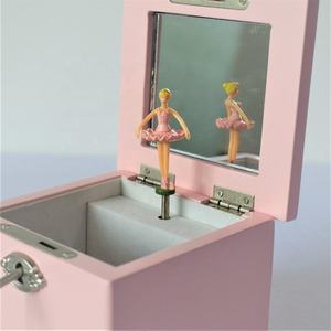Caja Musical de Madera de Lujo de Alta Calidad con Diseño de Bailarina para Joyas, Ideal para Bodas y para Niñas - Product Image 5