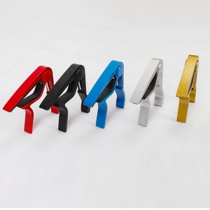 Kabat Factory Capo Tuner para guitarras acústicas y eléctricas <span class=keywords><strong>de</strong></span> acero <span class=keywords><strong>de</strong></span> <span class=keywords><strong>6</strong></span> <span class=keywords><strong>cuerdas</strong></span> para aplicación <span class=keywords><strong>de</strong></span> bajo - Product Image 6