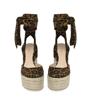 Sandalias de tacón cerrado con plataforma y cuña gruesa, estilo espadrille, con correa al tobillo, de ante con estampado de leopardo y guepardo - Product Image 5