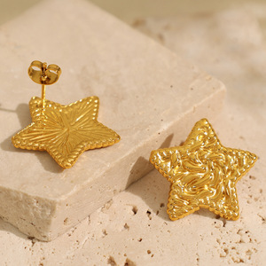 Boucles d'oreilles étoile dorées, design texturé plissé, bijoux tendance pour femmes - Product Image 2