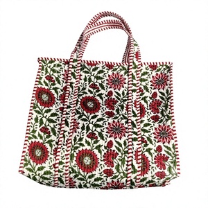กระเป๋าโท้ทผ้าฝ้ายลายดอกกุหลาบสีแดง รุ่น Ivory Bloom Quilted Zipper Tote Rose Garden Artisan Cotton Tote Elegant Red Floral Travel Tote Bag กระเป๋าโท้ทสุดหรู - Product Image 5