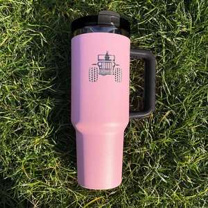 แก้วน้ำเก็บความร้อนสุญญากาศแบบมีฝาปิดสีชมพูขนาด 40 ออนซ์ ของขวัญวาเลนไทน์ที่ดีที่สุดจากสหรัฐอเมริกา พร้อมแผ่นกระจกสีดำสำหรับสลักเลเซอร์ - Product Image 3