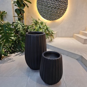 อุปกรณ์โรงงาน: กระถางดินเผาสีดำลายเส้นแนวตั้งเรียบ - Product Image 6