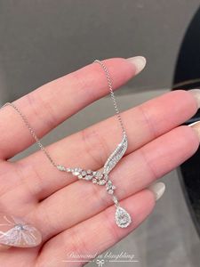 สร้อยคอแต่งงานทองคำแท้ 18K ซินฟลาย ประดับเพชร 0.62 กะรัต ดีไซน์ปีกนางฟ้ารูปหยดน้ำ - Product Image 3