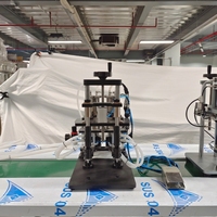Machine de remplissage et de bouchage pneumatique LIENM à 2 têtes en acier inoxydable pour le conditionnement et la fermeture de parfums et cosmétiques