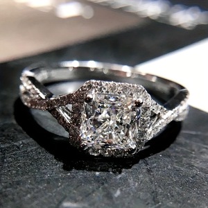 Elegante Anello da Donna Stile Sposa con Pietra Scintillante, Gioiello Ispirato all'Anello di Fidanzamento per Matrimoni, Feste e Uso Quotidiano - Product Image 4