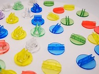 Numéros de table, étiquettes de prix, menus, étiquettes, porte-cartes en plastique translucide, bases miniatures, clips en carton transparent, supports pour cartes de jeu