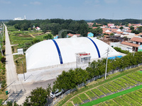Solution sportive de dôme de gymnase gonflable en PVC spacieux de grande capacité pour la structure d'air de lycées servant de gymnase gonflable