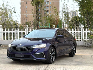 Voiture d'occasion <span class=keywords><strong>Skoda</strong></span> <span class=keywords><strong>Octavia</strong></span> PRO Premium 2021, faible kilométrage, quatre portes, cinq places, essence, automatique, turbo, toit ouvrant foncé, conduite à gauche - Product Image 2