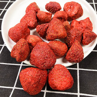 Gezonde, hele, zongedroogde aardbeien. Gezonde snacks, bulk, GMO-vrij, gekonfijt fruit, zoetzuur, vacuüm verpakt, natuurlijk.