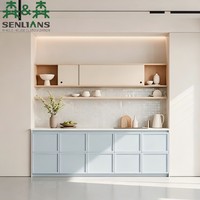 Buffet moderne minimaliste avec crédence en mosaïque, portes coulissantes crème et étagères ouvertes