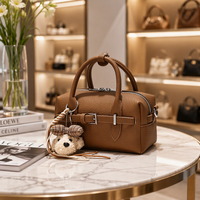 Mini sac Boston cylindrique pour femme en cuir végétalien motif litchi, sac à bandoulière avec breloque chiot, fermeture éclair à sangle unique