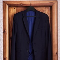 Venta al por mayor percha de madera de un solo nivel soporte de Metal Vintage Hotel ropa para adultos traje colgante logotipo personalizable tienda uso tela