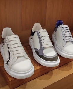 รองเท้าลำลองสีขาวหรูหราสำหรับผู้หญิง ขายส่ง พื้นยาง เหมาะสำหรับเดิน รองเท้าลำลองผู้ชายที่มีคุณสมบัติกันลื่น - Product Image 1