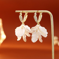 Anting Rumbai Bunga JinSpark 'Shell Bloom' Berlapis Emas 18K, Perhiasan Elegan Bergaya Peri