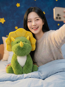 Peluche Triceratops Personnalisable Adorable avec Collier <span class=keywords><strong>de</strong></span> Franges Jaune Ultra Doux pour Soulager le Stress, Câliner et Offrir – Pour <span class=keywords><strong>les</strong></span> Fans <span class=keywords><strong>de</strong></span> Dinosaures <span class=keywords><strong>de</strong></span> Tous Âges - Product Image 5