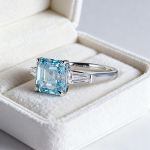 Anello con Diamante Blu Fancy Taglio Asscher Certificato IGI in Oro 18K, Perfetto per Matrimoni e Regali, Direttamente dalla Fabbrica - Product Image 3