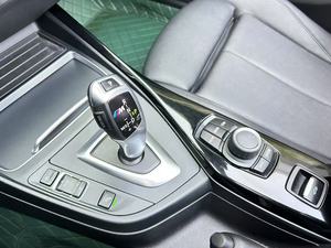 BMW Serie 2 Convertible de Segunda Mano con Excelente Rendimiento, Caja de Cambios Automática, Tracción en las Cuatro Ruedas, R15, Volante a la Izquierda, Interior Oscuro de Cuero - Product Image 6