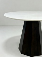 Table à manger ronde de luxe légère et personnalisable en marbre blanc royal avec base en bois massif pour villas, hôtels, salons