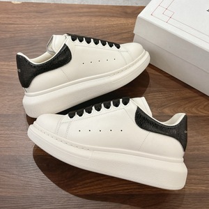 Scarpe di Design Alexander, Marca Rinomata, Fabbrica Cinese, Scarpe Casual Traspiranti da Passeggio per Uomo e Donna, Tomaia in Pelle Bovina, Suola in Gomma - Product Image 1