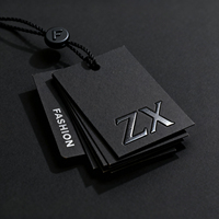 Étiquettes volantes minimalistes modernes Étiquettes de vêtements personnalisées en papier kraft avec ficelle noire pour la conception d'emballage de marque de vêtement
