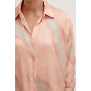 Elegante Camisa de Satén para Mujer, Color Salmón, Cuello en V, Capa Transparente, Estilo Informal - Product Image 5