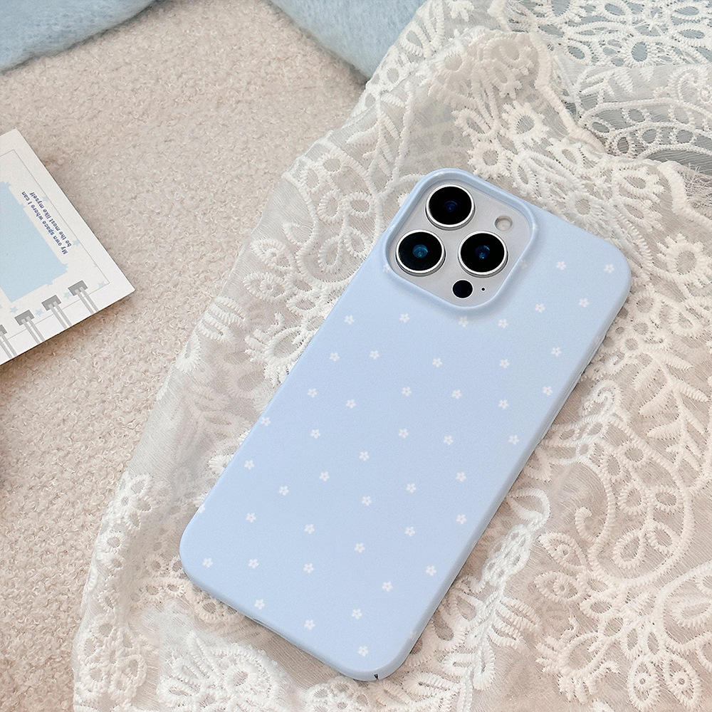 Fond bleu avec de petites fleurs blanches