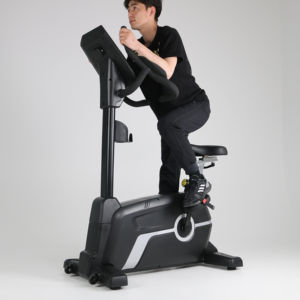 Venta al por mayor de fábrica, equipo de gimnasio comercial de alta calidad, <span class=keywords><strong>bicicleta</strong></span> estática para ejercicio interior, <span class=keywords><strong>bicicleta</strong></span> giratoria magnética Vertical magnética - Product Image 4