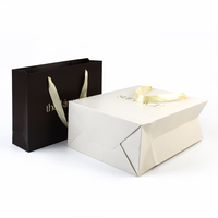 Sacs shopping personnalisés en papier mat blanc et noir avec logo doré pour emballage de cadeaux et vêtements, faible MOQ, OEM, vente en gros