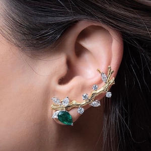 Boucles d'oreilles manchette en or massif 18 carats en forme de plante dorée, serties d'émeraudes et de diamants taille princesse, pour femme, romantiques, à porter au quotidien - Product Image 3