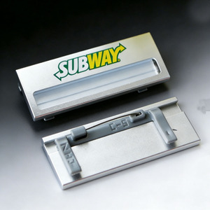 Placa de Identificación de Aleación de Zinc con Impresión Bicolor y Ranuras Transparentes Intercambiables para Empleados de Cadenas de Restaurantes de Comida Rápida - Product Image 1