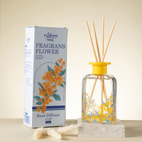 Diffuseur de roseaux de parfum de luxe aux arômes naturels avec bâtonnets de fleurs séchées et bouteille en verre d'huile essentielle pour la décoration de voiture