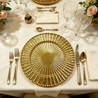Assiette de présentation en plastique doré à nervures radiales, robuste, réutilisable, durable, brillante et légère, pour la restauration hôtelière, les mariages et les événements.