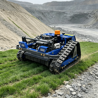 Tondeuse à gazon télécommandée à moteur thermique sur chenilles tout-terrain pour la coupe de l'herbe en pente pour la ferme