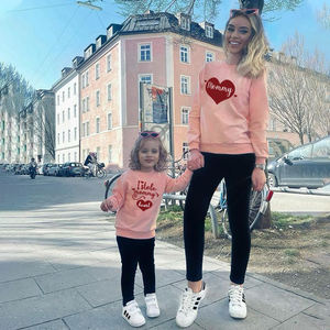 <span class=keywords><strong>Sudadera</strong></span> personalizada con estampado de letras <span class=keywords><strong>y</strong></span> corazones para el Día de San Valentín para mamá <span class=keywords><strong>y</strong></span> yo, traje a juego para madre <span class=keywords><strong>y</strong></span> niña, ropa familiar con logotipo privado - Product Image 2