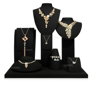 Elegante Expositor de Joyería de Metal, Soporte Personalizado de Microfibra Moderno para Aretes y Collares, Busto Negro para Exhibición de Joyas - Product Image 3