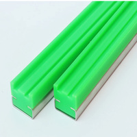Prix usine Bandes de roulement vertes en UHMWPE pour systèmes de convoyage, Profilés en C pour lignes d'embouteillage, Rails de glisse en PE UHMW, Guides de chaîne en plastique