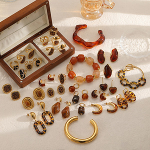 Conjunto de joyería de resina para mujer, diseño geométrico, pulsera de aleación de zinc, anillo, pendientes, regalo, accesorios de moda, estilo tono ámbar - Product Image 1