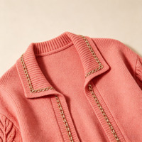Ensemble de tricots pour femmes OEM, cardigan rouge avec chaînes dorées, robe courte à deux tons vert et blanc au-dessus du genou pour femmes