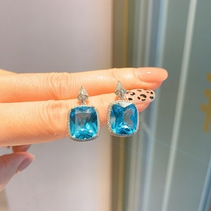 Bijoux minimalistes écologiques en cuivre plaqué argent, boucles d'oreilles géométriques en zircone cubique bleue de 12*14 mm pour femmes - Product Image 5