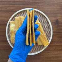 Friandises à mâcher pour chiens, au bœuf enrobé de sauce, à base de peau de bœuf, riches en protéines, sans céréales, OEM, conformes aux normes FDA, Chine, 1kg/100g/50g, personnalisables