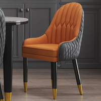 Chaise de salle à manger en bois massif de luxe dorée, dossier en cuir, chaise de salle à manger de restaurant de style nordique et moderne pour la maison.