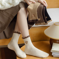 Chaussettes mi-mollet en coton couleur café pour femmes en automne et en hiver, broderie en dentelle mignonne, chaussettes rétro à petites fleurs pour femmes