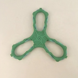 Jouet à mâcher interactif pour chiens en plastique vert à trois feuilles, design personnalisé, prix bas - Product Image 1